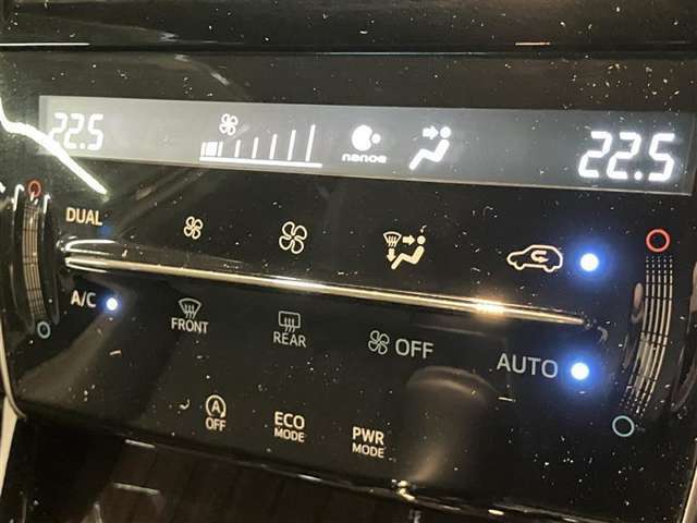左右独立温度コントロールフルオートエアコンです。運転席、助手席それぞれで独立して温度設定ができます。冷え性の方が乗っても安心ですね♪