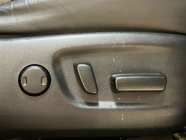 パワーシート搭載。微妙な調整が手軽にでき、ピッタリのポジションで運転することが可能です。
