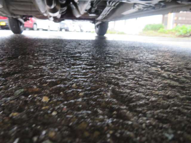 下回りは綺麗です。防錆塗装のレジンアンダーコートをお勧めします。融雪剤の影響から守るだけでなく石、砂からのノイズをはじくので、走行中は静かです。ぜひ、お勧めのアンダーコートレジン塗装をお勧めします。