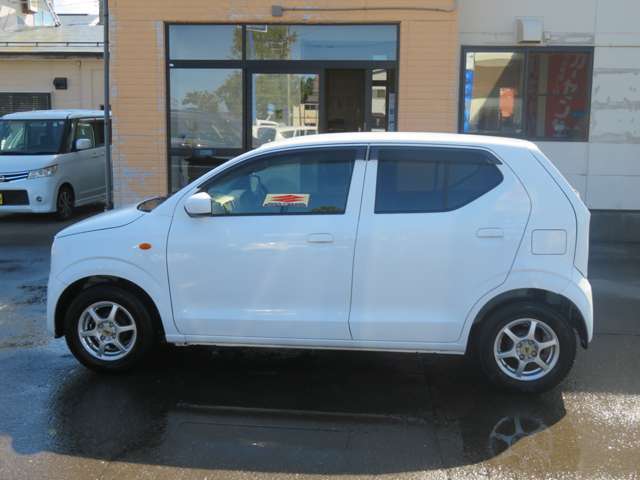 サイドバイザー装備してます。雨の日に窓をあけても雨が入りにくいので安心です。