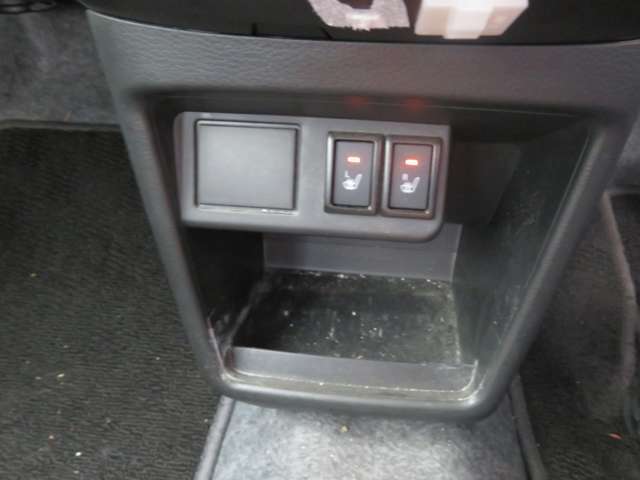 シートヒーターはフロント左右に装備してます。スイッチを入れて1分くらいで温かくなります。腰痛予防、血行促進にお役に立てます。