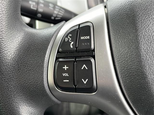 【ステアリング】軽い力で扱いやすいハンドルです。目立つ傷やスレなどなく綺麗な状態です！除菌プランいれていただくとさらに快適に！清潔なお車はお子様にも安心ですね！