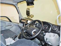 オシャレなインテリアで運転する気分も盛り上がりますよね＾＾