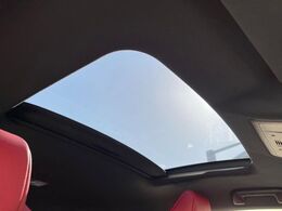 【ムーンルーフ】開放感たっぷりの希少装備、ムーンルーフが装着されています！車内に明かりを取り入れたり景色を楽しむ以外にも、車内の空気も簡単に換気できて快適です！