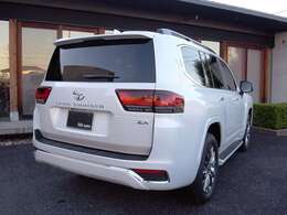 ニュートラルベージュ革、サンルーフ、ナビTV、JBLサウンド、360度カメラ、ETC、リアエンターテイメント、クールBOX、電動デフロック、ルーフレール、空気圧警報システム、寒冷地仕様、メーカー保証12年9月迄！