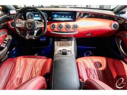 インテリアは Designo Exclusiveナッパレザーを用いた「ベンガルレッド＆ブラックレザシート」が装備されております。