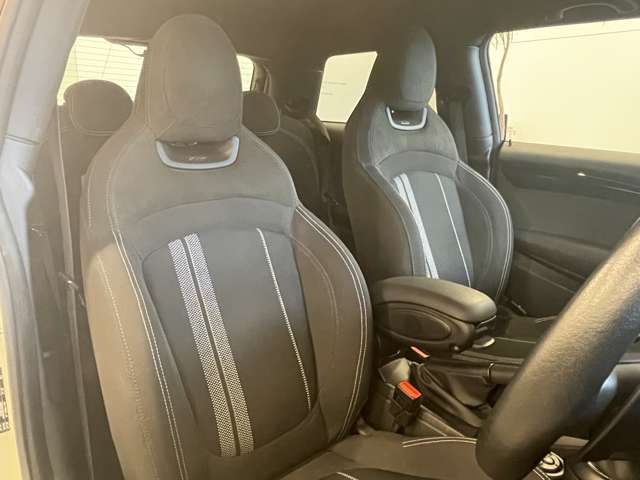 LIBERALAでは多種多様の車種をご用意させていただいております。お客様がご納得いくまで、そのお車の持つ特性を五感すべてで感じ取っていただける場をご提供します。