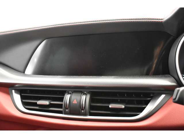 タッチパネル式8.8インチ搭載。