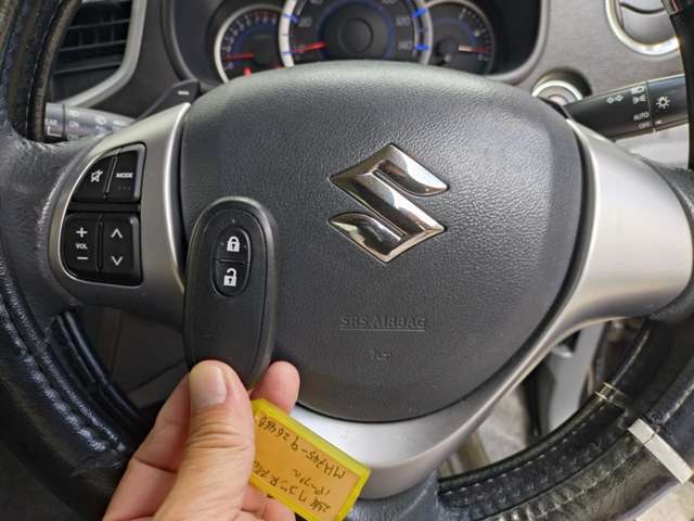 車を運転する時はよく手に触れる部分のハンドルですが切れやスレもなく綺麗な状態です。