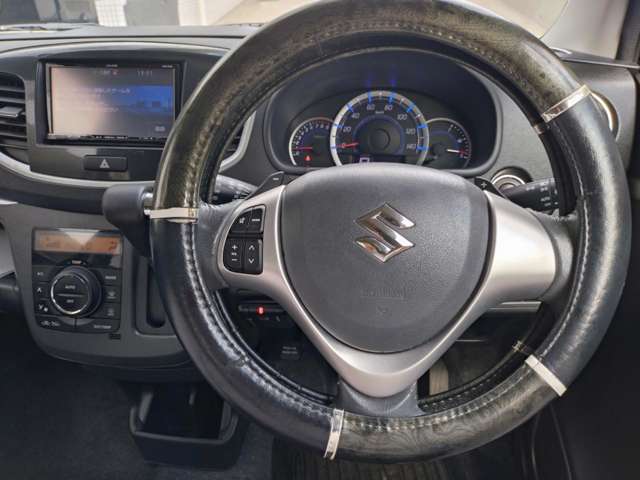 車を運転する時はよく手に触れる部分のハンドルですが切れやスレもなく綺麗な状態です。