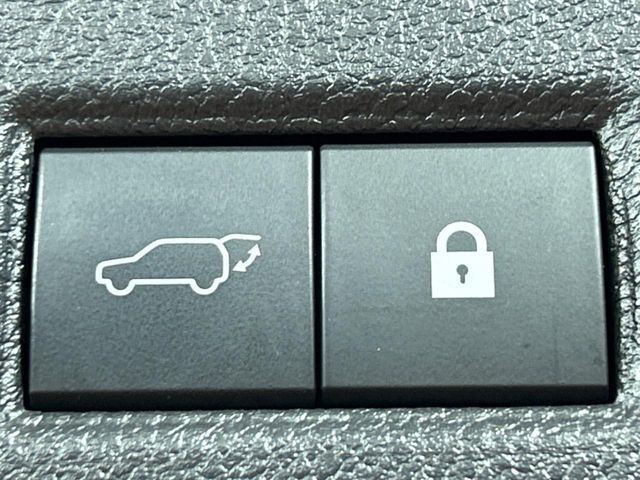 【パワーバックドア】スマートキーや運転席のボタンを押すだけでリアゲートが自動で開閉します！荷物を持っている時や、高い位置にあるバックドアを閉める際に便利な機能です♪