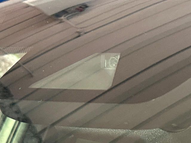 【プリクラッシュセーフティ】前方の車両等を検知し、衝突しそうな時は警報で注意を促し、ブレーキを踏む力をサポート。ブレーキを踏めなかった場合は衝突被害軽減ブレーキが作動、衝突回避をサポートします。