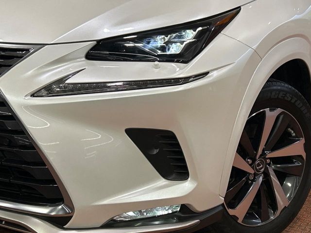 【LEDヘッドライト】悪天候や夜間走行時も良好な視界を確保し安心して運転できる高輝度LEDヘッドライトを装備！点灯速度が早く、消費電力も抑えられています。