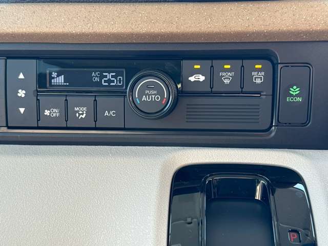 使い易いフルオートエアコン♪ナビ連動のUSBや充電機能のジャックも備えています。