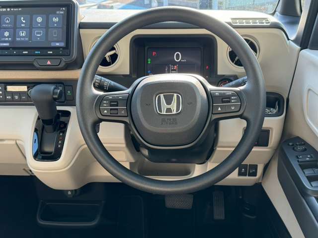 運転中でも操作し易いように、ステアリングには、オーディオのリモコンスイッチ、メーターの操作スイッチやホンダセンシングの機能、クルーズコントロールとLKASの操作スイッチ等が装着されています。