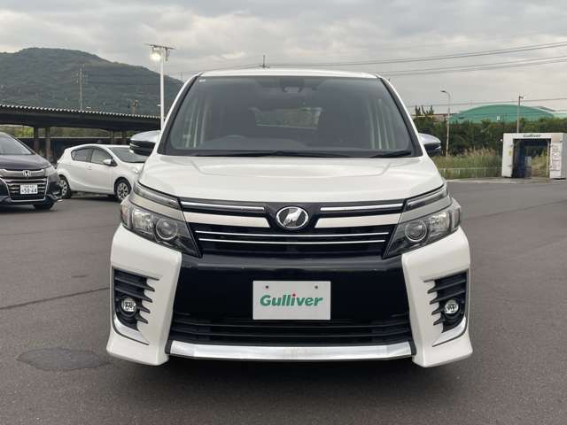 【正面】お車を前から見るとこのような感じです。ヘッドライトの形やグリル等顔つきを確認できます。