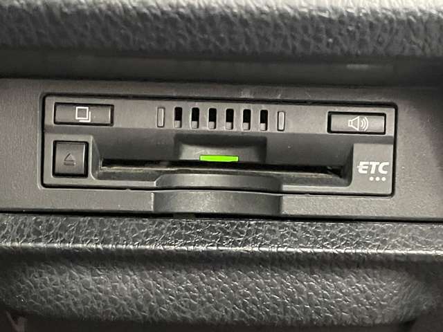 【ETC】有料道路を利用する際に料金所で停止することなく通過できる、ETC車載器（ノンストップ自動料金収受システム機器）が装備されています。セットアップを行うことで利用可能になります。
