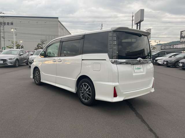 【左斜後】お車を左後ろから見るとこのような感じになります。テールランプやドアバイザー等装備品を確認できます。