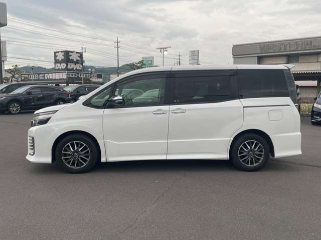 【左】お車を左から見るとこのような感じです。ヘッドライトの形や、エアロなどの装備品を確認できます。