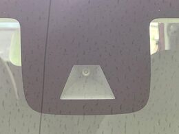 【三菱e-Assist】走行中に前方の車両等を認識し、衝突しそうな時は警報とブレーキで衝突回避と被害軽減をアシスト。より安全にドライブをお楽しみいただけます。