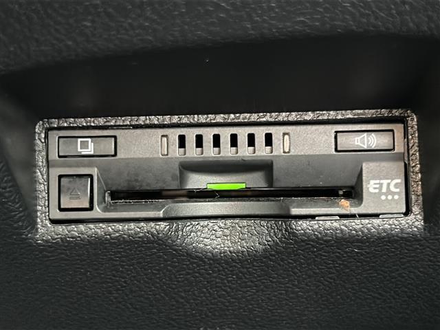 【ETC】有料道路を利用する際に料金所で停止することなく通過できる、ETC車載器（ノンストップ自動料金収受システム機器）が装備されています。セットアップを行うことで利用可能になります。