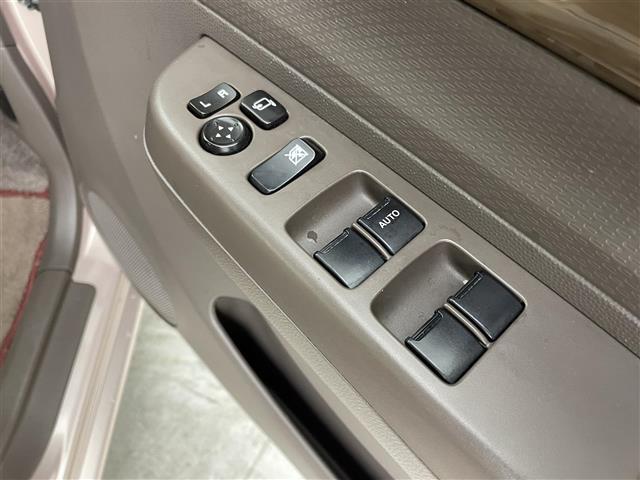 【パワーウインドウ】運転席のスイッチで、各席の窓ガラスの開閉ができます！あると便利ですよね！