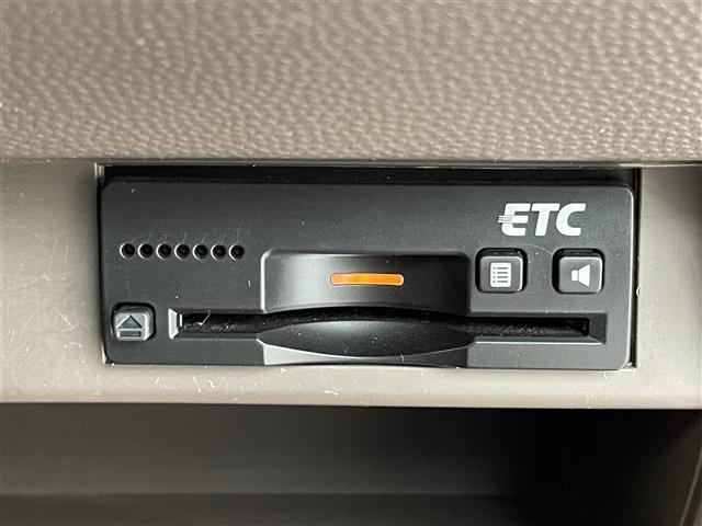 【ETC】有料道路を利用する際に料金所で停止することなく通過できる、ETC車載器（ノンストップ自動料金収受システム機器）が装備されています。セットアップを行うことで利用可能になります。