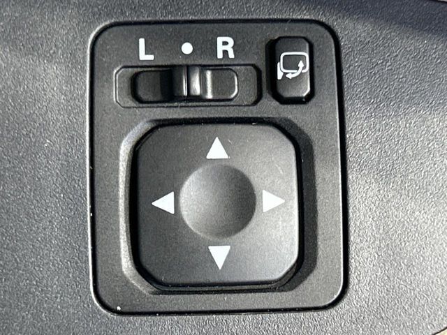 【電動格納ミラー】サイドミラーは電動格納式となっており、狭い駐車場でもキズがつくリスクを抑えられます。