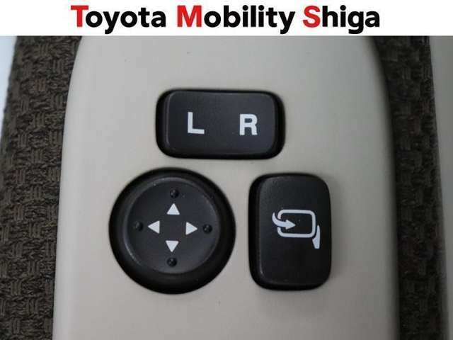 車内からワンタッチでサイドミラーの格納ができるので狭い駐車場などで便利です。