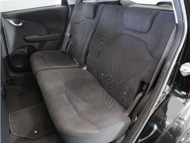 家族やご友人とBBQに行くとき、楽しさは道中の車内から始まっています！このベンチシートに座って、みんなで和気あいあい盛り上がりましょう！