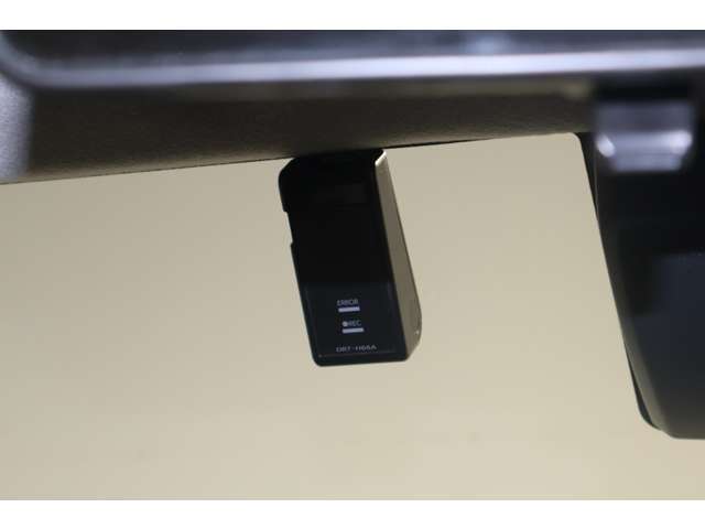 【ディーラーオプション】前方用ドライブレコーダー（DRT-H66A）装着※事故やトラブルが発生した際の証拠映像を記録しスムースな解決に効果を発揮します。映像確認はナビ画面で再生出来ます。