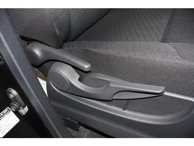 運転席にはレバーでシート高さを調節できるハイトアジャスターを装備☆、体格に合わせた最適なポジションを設定できます。