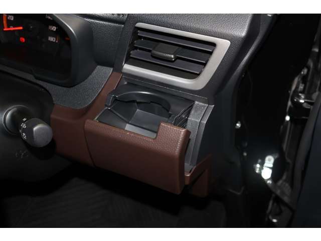 ドリンクホルダーを吹出し口の手前にセット、飲み物の保温効果（冷・温）があります！