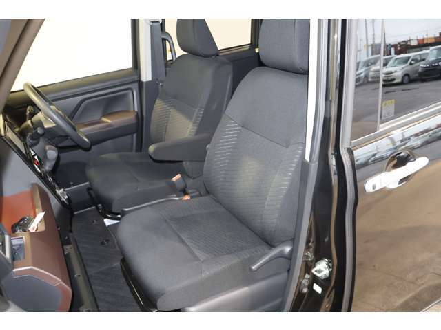 センターアームレスト付（運転席）フロントセパレートシート/前席から後席へ移動可能なウォークスルー。狭い駐車場でもスライドドアから乗降できます