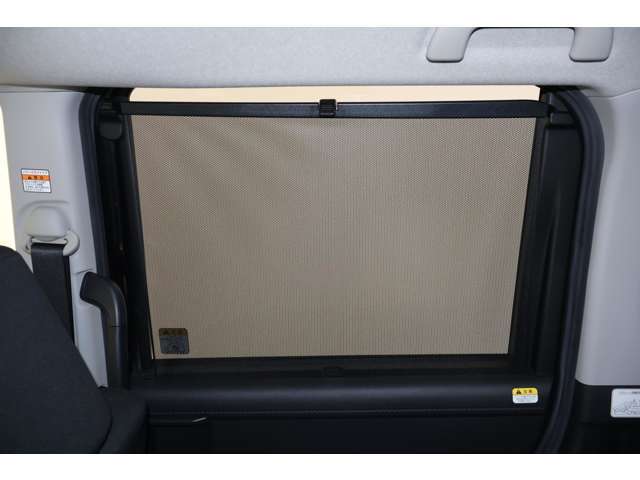 ロールサンシェード（左右スライドドアガラス）※後席の日差しを防ぎ、エアコンの効きを良くする効果があります！使わない時は収納可能です。