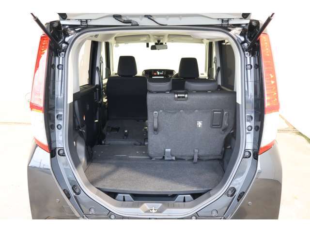 左右分割式で3名乗車＋ラゲッジスペースのアレンジが可能/パンク修理キット（緊急用）付き（スペアタイヤはありません）