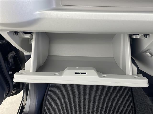 【グローブボックス】車検証ケースや、日頃使う小物類の収納に便利ですね！