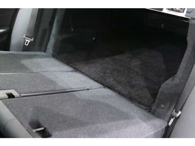 可倒式のリアシートを倒すことにより荷室を拡大することが可能です！！