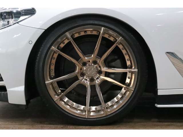 オプションのENERGY Forged Block20インチ鍛造ホイール(￥1,137,400)、BCレーシングDampers(￥191,840)装備！！