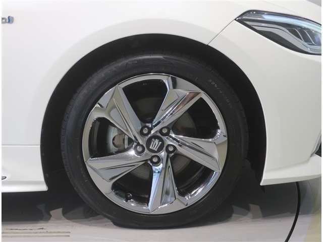 純正のアルミホイール装着車です。タイヤサイズは225/45R18です。