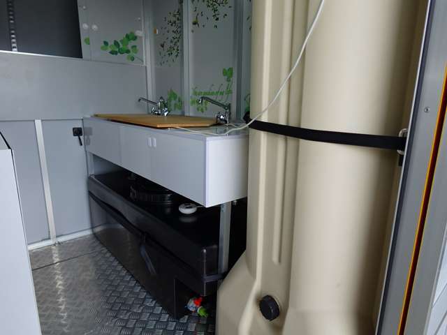 右側　3槽シンク　給水200Lタンク　排水200Lタンク！