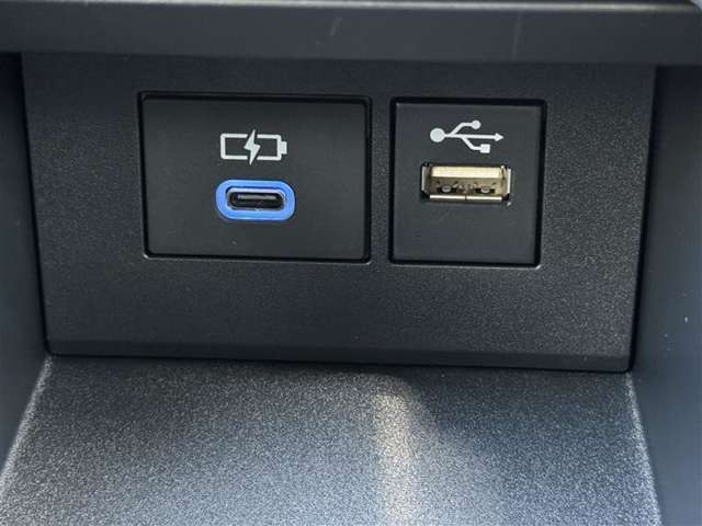 ★USB充電端子★スマートフォンやタブレットの充電ができるように！