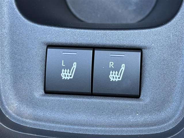 ★シートヒーター★運転席・助手席に装備！座面と背もたれを素早く温めます！