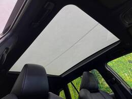 【パノラマルーフ】大型のガラスルーフ搭載で車内の解放感が一気にアップ！開放的なドライブをお楽しみいただけます。