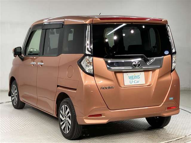 広い展示場にゆったりと展示をしております。ベビーカーでもゆっくりと車をご覧いただけますよ！