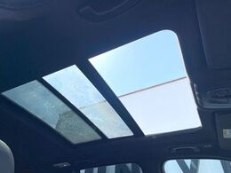 ●パノラマサンルーフ：開放感たっぷりの希少装備、サンルーフが装着されています！車内に明かりを取り入れたり景色を楽しむ以外にも、車内の空気も簡単に換気できて快適です！