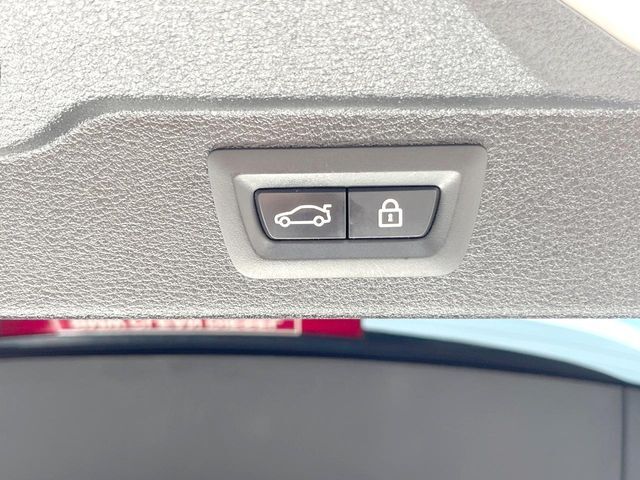 ●電動リアゲート：ワンタッチでリアゲートの開閉ができ、荷物などで両手が塞がっている状態でも簡単に開閉ができる便利機能です。