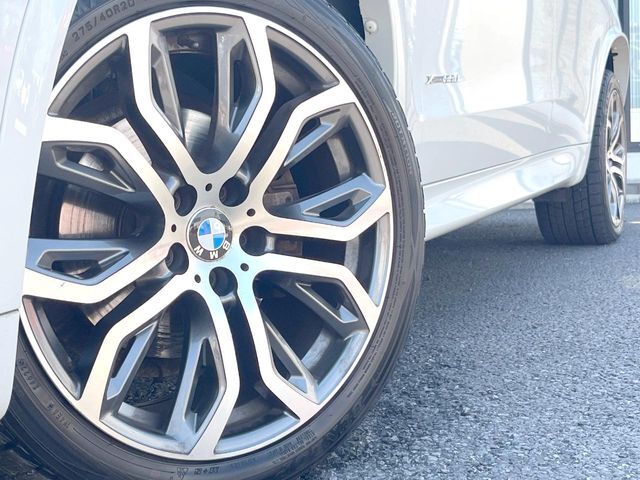 ●オプション20インチアルミホイール：輸入車ならではの卓越した走りを支えるホイールと足回りです！日本車の走りに慣れている方にもぜひ体感して頂きたいほど、高いレベルでまとまっています！