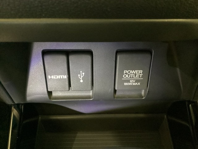 HDMI接続と、USB、12Vソケットで色々なデバイス等の充電が可能です！