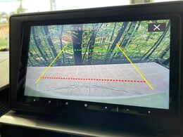 【バックカメラ】駐車時に後方がリアルタイム映像で確認できます。大型商業施設や立体駐車場での駐車時や、夜間のバック時に大活躍！運転スキルに関わらず、今や必須となった装備のひとつです！
